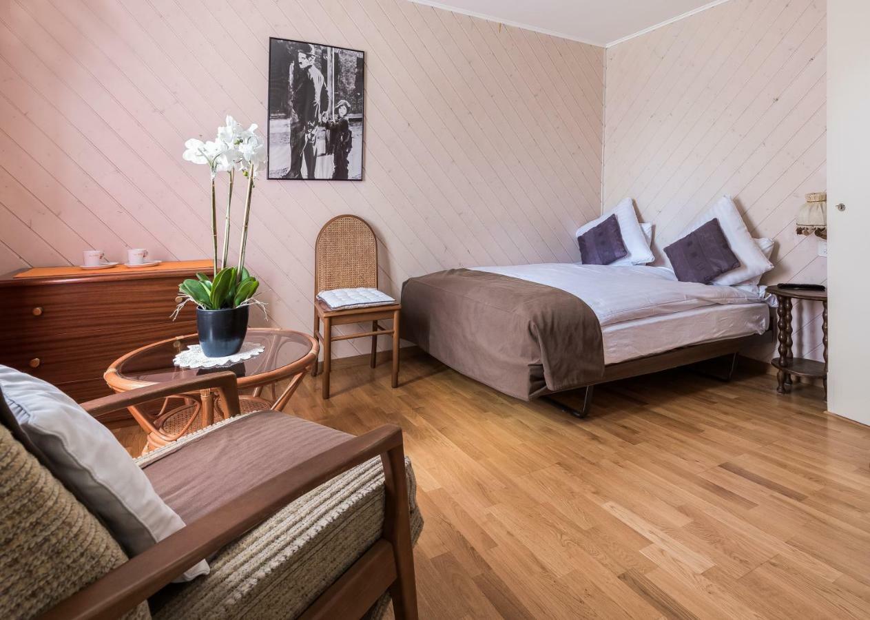 De La Place Mini-hôtel 3*